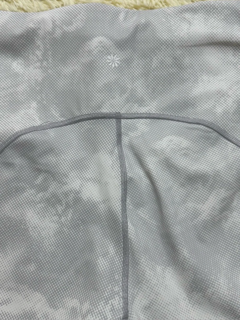 Athleta Salutation Stash Pocket Capri Leggings Light Grey Tie-Dye Print Size 2X - Picture 11 of 13